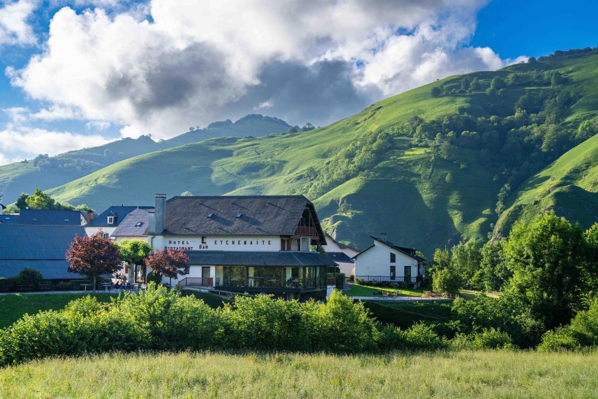 Logis Hotel Etchemaite ラロー エクステリア 写真