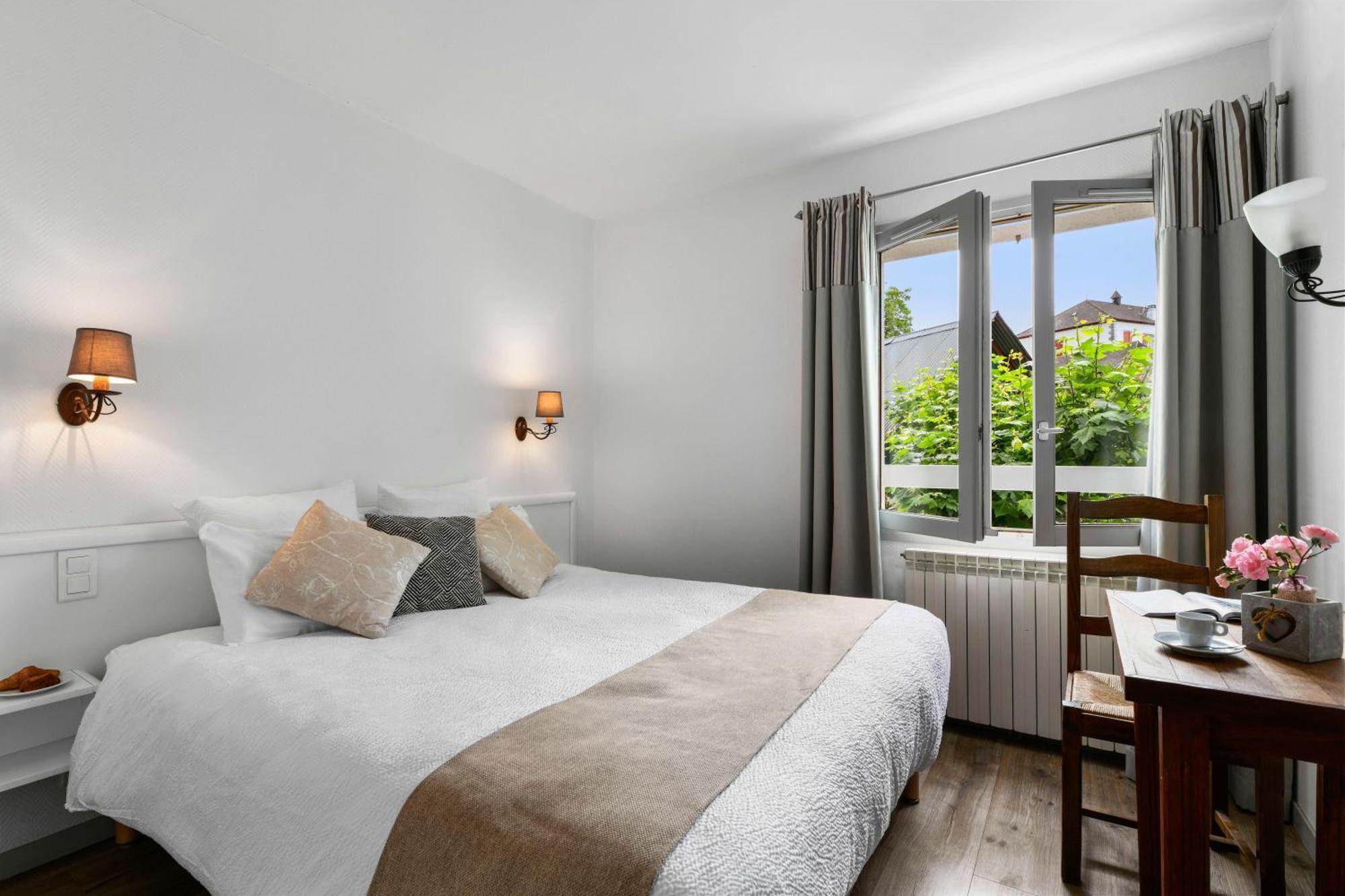 Logis Hotel Etchemaite ラロー エクステリア 写真