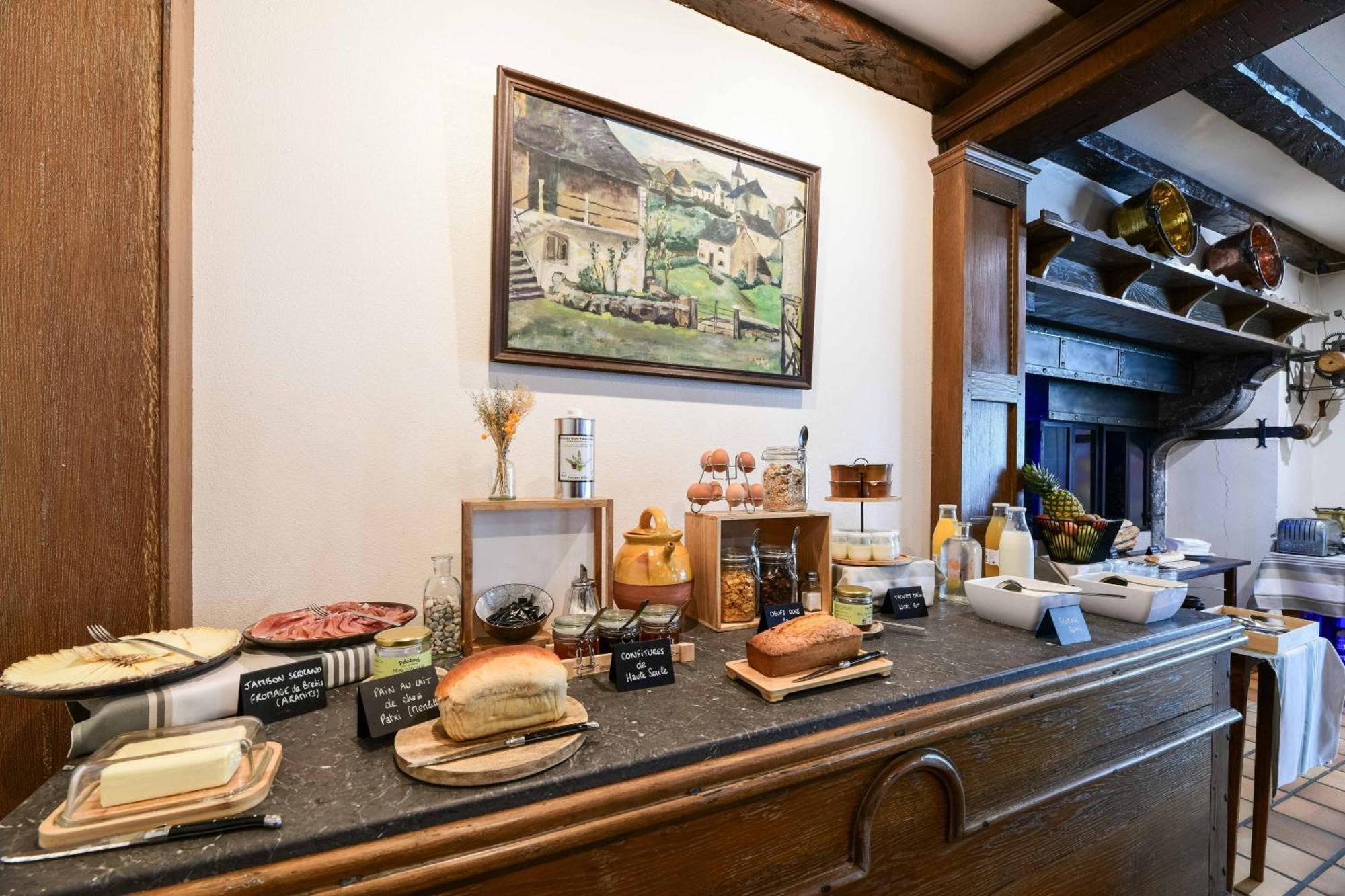 Logis Hotel Etchemaite ラロー エクステリア 写真